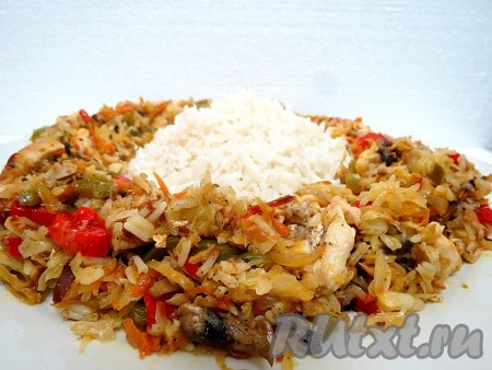 Куриное филе с грибами и овощами можно подавать с рисом по-разному. Можно мясо, овощи и грибы разложить вокруг риса, выложенного горкой в центре блюда, а можно всё перемешать с рисом. Блюдо получается очень вкусным.
