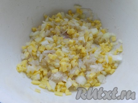 Картофель очистить и нарезать на маленькие кубики (можно картофель и натереть на крупной тёрке). Сразу же нарезанный картофель смешать с луком, чтобы картошка не потемнела.