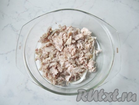 Куриное мясо нарезать на небольшие кусочки и добавить к нарезанным кальмарам.