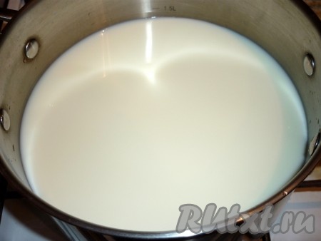 Домашнее молоко необходимо прокипятить, затем остудить до 40 градусов.
