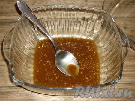 Для приготовления маринада соединить соевый соус, мёд, горчицу, уксус и выдавленный через пресс чеснок, хорошо перемешать.