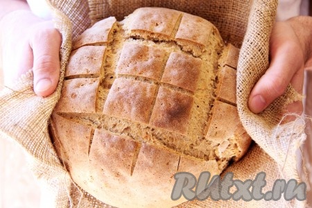 Готовый ржано-пшеничный хлеб достать из духовки, остудить на решётке. А затем вкусный, красивый хлебушек можно нарезать на части и подавать к столу. Вот так достаточно просто из пшеничной и ржаной муки с добавлением сухих дрожжей можно испечь отличнейший домашний хлеб.