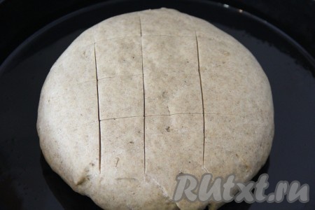 По прошествии времени пшенично-ржаной хлеб увеличится в объёме. На поверхности хлеба с помощью острого ножа (или лезвия) сделать несколько надрезов. Поставить в разогретую духовку и выпекать при температуре 200 градусов, примерно, 30 минут. Хлебушек должен приобрести золотистый цвет.