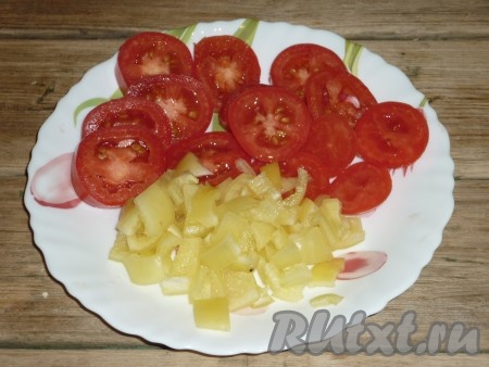 помидоры - кружочками, перец, очищенный от семян, - кубиками.
