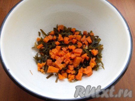 Морковь вымыть и отварить в кожуре до готовности (в течение 30-35 минут после закипания воды). Яйца отварить в течение 10 минут после начала кипения воды. Варёные морковь и яйца остудить, очистить. Зелёный лук и огурцы вымыть, обсушить. Морскую капусту нарезать не очень мелко, выложить в глубокую миску, добавить отваренную морковку, нарезанную на небольшие кубики.