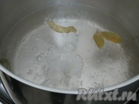 Варим маринад. Воду доводим до кипения, добавляем лавровый лист, сахар, соль и уксус. Кипятим 2-3 минуты и выключаем.
