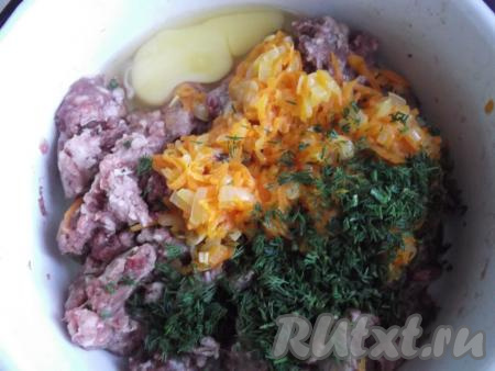 Укроп моем, режем. В миску выкладываем фарш, добавляем укроп, сырое яйцо, обжаренные лук с морковью, солим, тщательно перемешиваем.