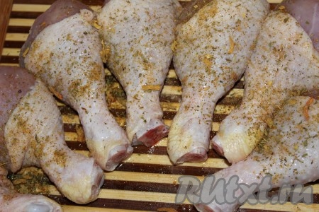 Порционные части курицы помыть, обсушить бумажным полотенцем, посолить, поперчить и посыпать любимыми приправами.

