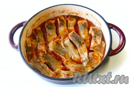 Аппетитная, очень вкусная рыба, тушеная с овощами в томатном соусе, готова.
