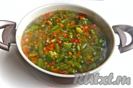 Вкусный, ароматный и легкий куриный суп с брокколи и стручковой фасолью готов.