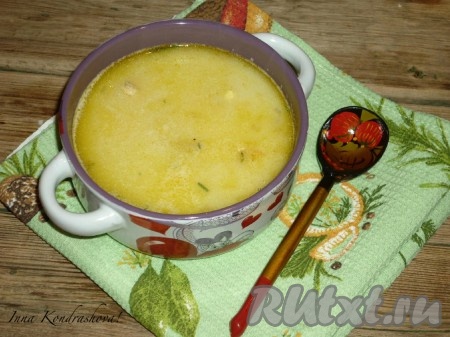 Вкусный, насыщенный, бархатистый куриный суп, сваренный с плавленным сыром и картошкой, разлить по тарелкам и горячим подать на стол.