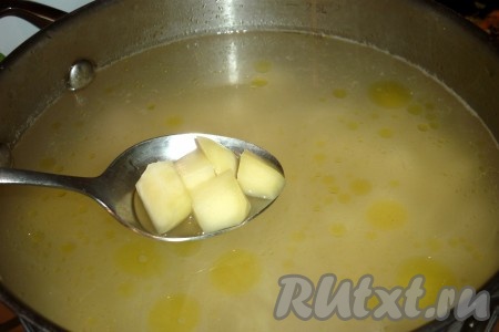 После того как картошка станет достаточно мягкой, добавить в куриный суп обжаренные овощи и плавленный сыр, перемешать. Помешивая, чтобы сыр растворился, довести до кипения, уменьшить огонь. Посолить, поперчить, проварить 2 минуты.