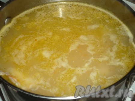 Вымытый укроп мелко нарезать, добавить в суп, дать закипеть и убрать с огня.