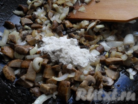 Далее всыпать в сковороду с грибами муку и быстро перемешать.