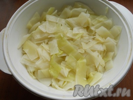 Капусту нарезать небольшими кусочками, отварить в подсоленной воде в течение 10 минут. Откинуть на дуршлаг и поместить капусту в смазанную сливочным маслом форму для запекания.
