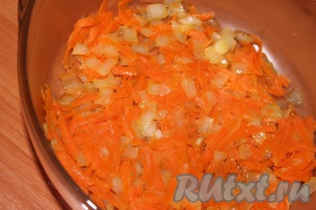 В жаропрочную форму выложить обжаренные лук с морковью.
