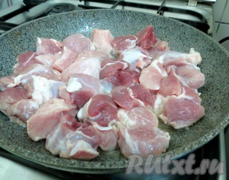 На сковороде разогреваем растительное масло, выкладываем кусочки свинины, огонь уменьшаем до среднего.