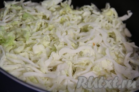 Добавить капусту в сковороду к овощам и хорошо перемешать. Обжарить капусту в течение 10-15 минут, иногда перемешивая. Капуста обмякнет и приобретёт золотистый цвет.