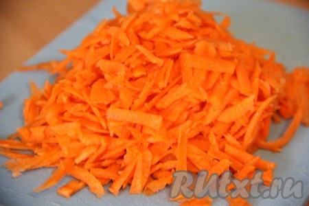 Морковь нарезать на брусочки или натереть на крупной тёрке.