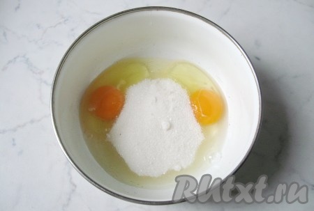 Яйца разбить в миску и добавить сахар.
