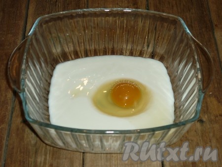 Отдельно смешать кефир с одним яйцом и добавить к остальным ингредиентам. Замесить тесто.
