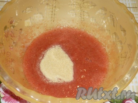 В получившуюся клубничную массу добавить желатин, перемешать и подождать, пока желатин набухнет (на набухание потребуется минут 10-15).