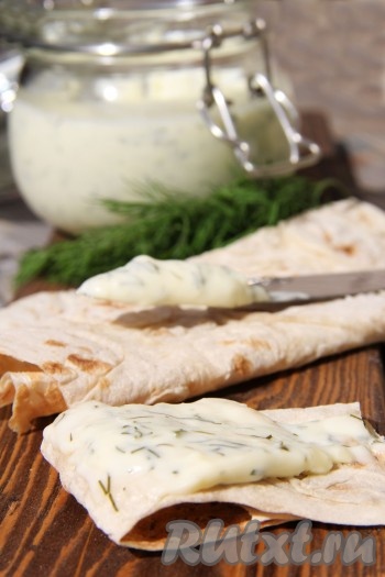 Аппетитный, вкусный, нежный творожный сыр можно намазать на хлеб, лаваш, блинчик. Этот сыр, приготовленный из творога с зеленью в домашних условиях, станет отличной альтернативой покупному плавленному сыру.