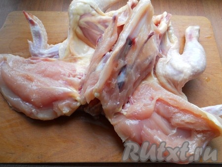 Курицу хорошенько вымыть. Разрезать на части, отделить мясо от костей.