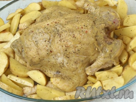 В смазанную маслом форму выложить курицу по центру, вокруг разложить картофель.

