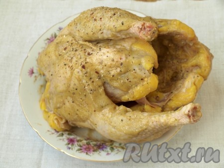 Курицу обмыть и обсушить, натереть внутри и снаружи солью, перцем, приправой и смазать хорошо горчицей.
