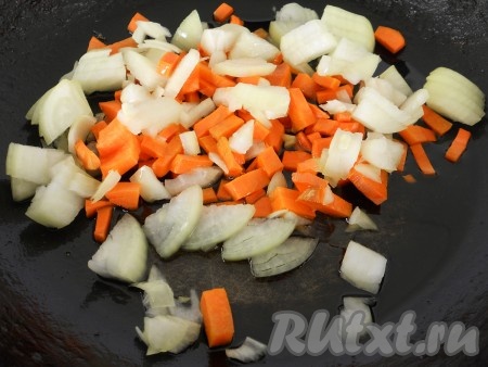 Готовое куриное мясо желательно отделить от костей, мясо вернуть в кастрюлю. Добавить в кастрюлю картофель и варить его почти до готовности - 25 минут. Лук и морковь нарезать небольшими кусочками, обжарить до мягкости лука на жире или растительном масле, иногда помешивая.
