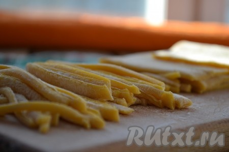 Нарезать тесто на неширокие полоски, как на домашнюю лапшу.