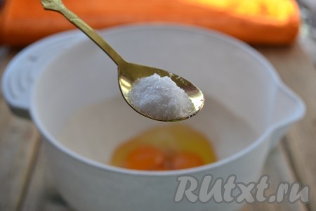 В миску просеять 300 грамм муки, сделать в середине углубление, вбить яйца, добавить соду, соль, перемешивать вначале столовой ложкой.
