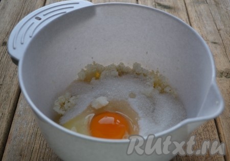 К творогу добавляем сахар, соль, перемешиваем. Начинаем добавлять по одному яйцу, каждый раз хорошо перемешиваем.