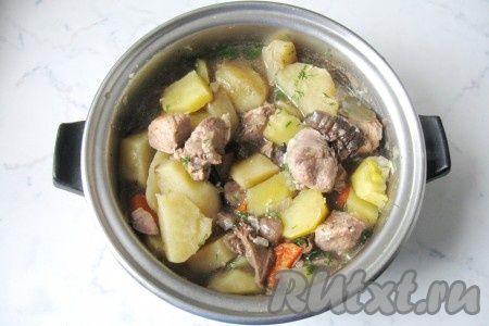 Перемешать свинину, грибы, картофель, лук и морковь с чесноком и укропом.
