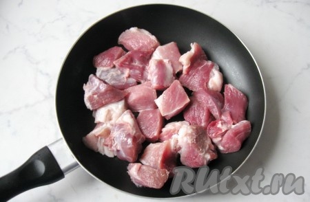 Свинину вымыть, обсушить, нарезать на кусочки размером 3х3 сантиметра. На сковороде прогреть растительное масло, выложить нарезанную свинину.