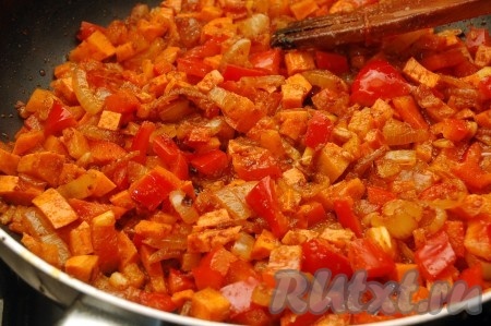 Отправить перец с морковью на сковородку к луку.