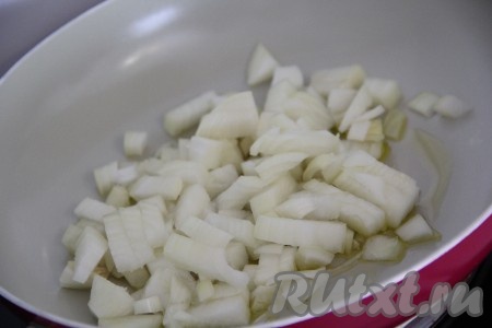  Лук мелко нарезать. В сковороду влить растительное масло, разогреть, затем выложить нарезанный лук.