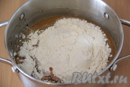Всыпать муку в закипевшую массу и интенсивно перемешать тесто с помощью силиконовой лопатки. 