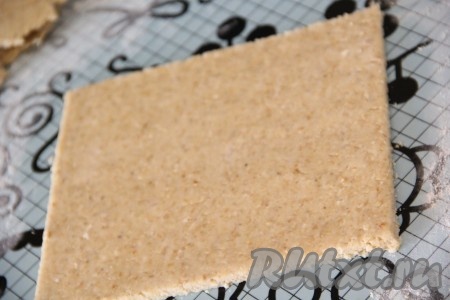 На столе (или на силиконовом коврике), припылённом мукой, раскатать тесто в пласт толщиной примерно 4 миллиметра.