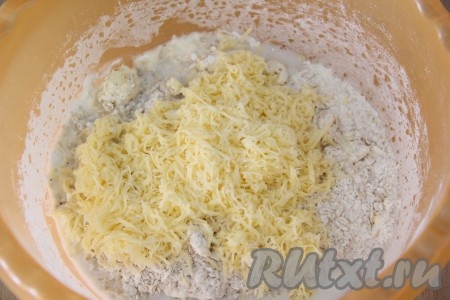 Далее влить молоко и добавить натёртый сыр.