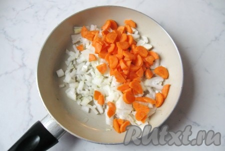 Лук репчатый и морковь почистить, помыть и мелко нарезать. Обжарить на сковороде с подсолнечным маслом в течение 10 минут, не забывая помешивать.
