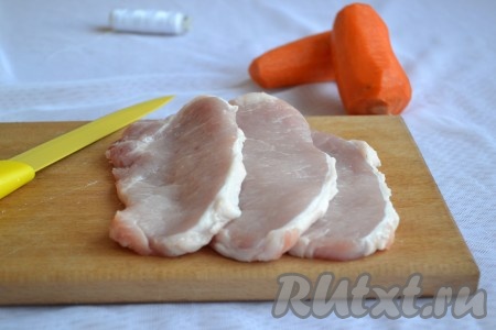 Мясо свинины нарезать слайсами (на порционные кусочки).

