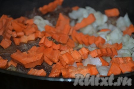 Мясо нарезать на небольшие кусочки. На сковороде (или в казане) на разогретом растительном масле обжарить мясо со всех сторон до румяного цвета. Затем добавить мелко нарезанный лук и морковь, нарезанную соломкой, уменьшить огонь и слегка обжарить, помешивая.