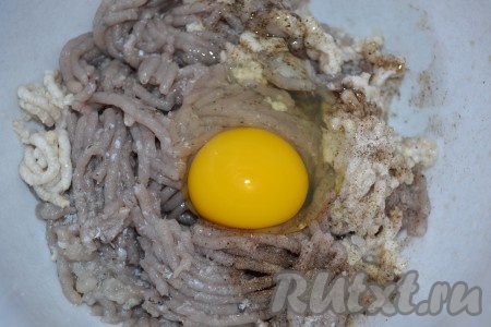 Перекручиваем сало и лук. Добавляем в фарш яйцо, манную крупу, солим и перчим по вкусу.
