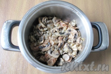 К печени добавить грибы с луком.