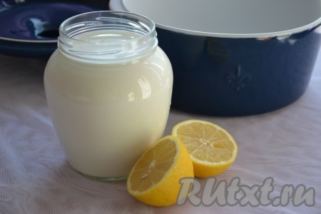 Подготовить продукты для приготовления сыра из молока и лимона в домашних условиях.