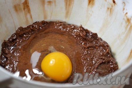 По одному яйцу добавить в шоколадно-ореховое тесто, тщательно перемешивая после добавления каждого яйца. Тесто для пирога должно получиться по консистенции, как густая сметана.