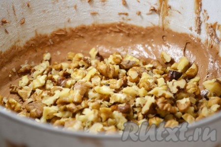 Очищенные грецкие орехи заранее нужно обжарить на сухой сковороде в течение 5-7 минут, не забывая помешивать. Всыпать орехи в шоколадное тесто, перемешать ложкой.