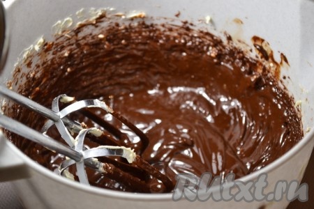 Перемешать масло с шоколадом до однородности с помощью миксера.